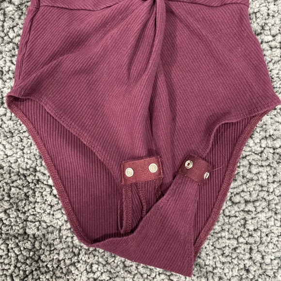 Womens Forever 21 Ribbed Maroon Low V-Neck Bodysuit Size S - Picture 3 of 6